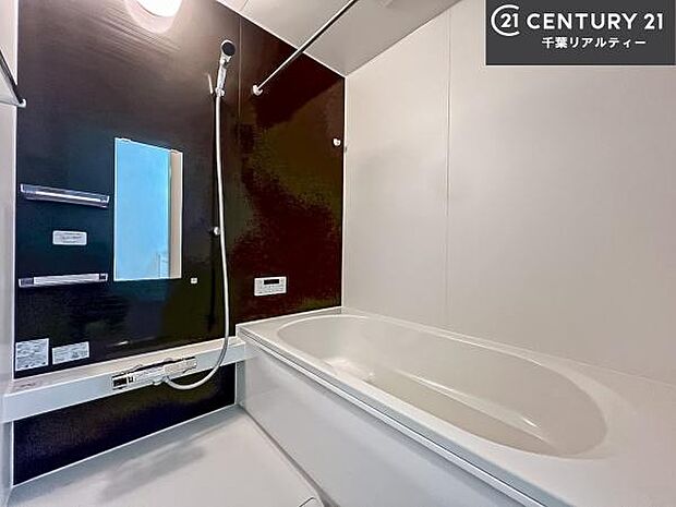 広々バスで一日の疲れをリフレッシュ。足が伸ばせるので、浴槽にもゆったりと浸かれますね!毎日のバスタイムが楽しみになります。