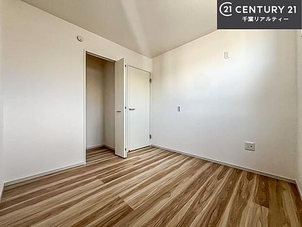 明るい室内は、風通しも良く、明るく大変居心地の良い空間となっております。リラックスして過ごせる心地の良いお部屋です!朝の目覚めがスッキリしますね!