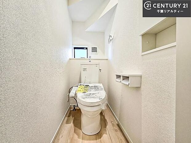 温水洗浄便座につき、冬場は便座が暖かくできるので冷たい便座に座らずに済む嬉しい仕様です!シンプルなカラーを基調としているので、お手入れがしやすいです。