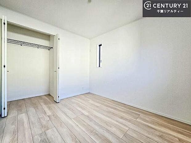 収納スペースがついています!居室をスッキリ整頓する事ができますね。家具を選ばないシンプルなデザインの為、家具を選ばずお気に入りの空間作りができそうですね。