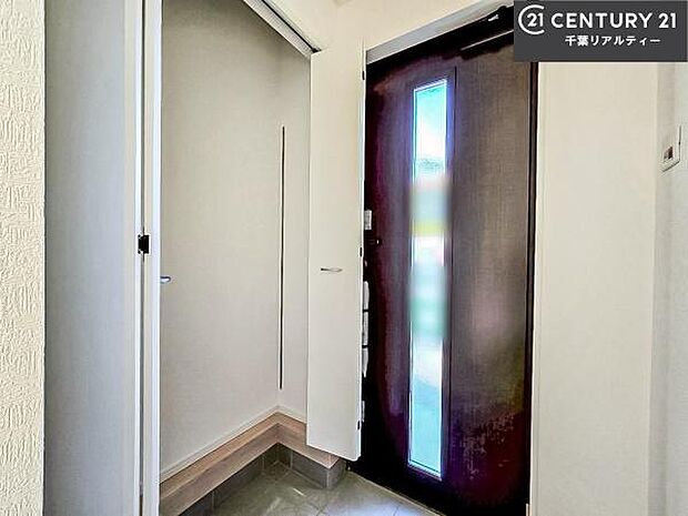 シューズボックス付きなので、玄関が片付きお掃除がしやすいです!スッキリした玄関で戸を開けた瞬間、清潔感のある心地いい空間が出迎えてくれます。