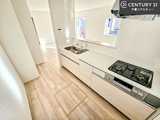 ゆとりある調理スペースで作業がしやすい快適なキッチンです!お子様と一緒にお菓子造りも楽しめる広々スペースです。楽しい調理時間になりそうですね!