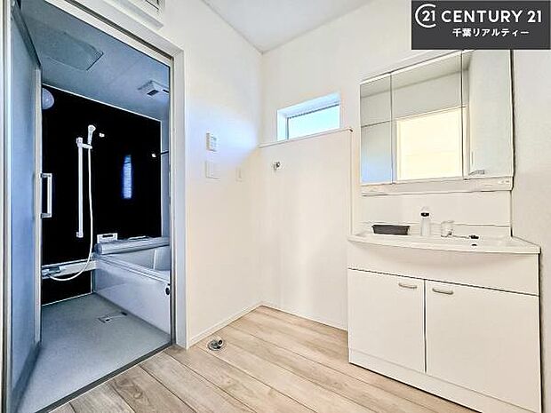 小窓のついた洗面所は、光と風が入りやすく、いつでも快適にお使いいただけます。三面鏡で使い勝手が良く、鏡裏収納も備えておりますので、日用品やスキンケア用品もすっきり整理できます。