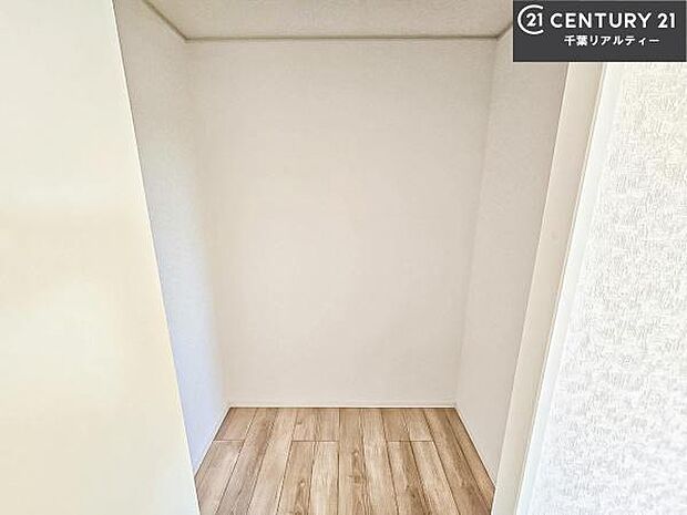 ウォークインクローゼット付きです。たくさんのお洋服などを収納しておけそうですね!他にも扇風機や加湿器など季節物の大きな家電も収納できます。