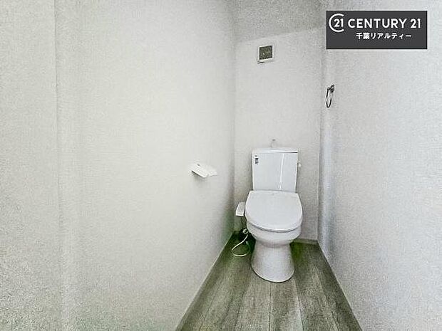 1・2階にトイレがございます!朝の忙しい時間帯も待たずにすみそうですね。白を基調とした清潔感のあるトイレでお手入れがしやすいです!
