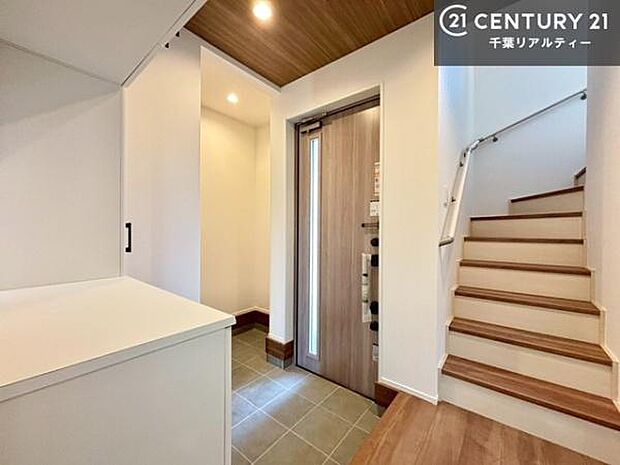 シューズボックス付きなので、玄関が片付きお掃除がしやすいです！スッキリした玄関で戸を開けた瞬間、清潔感のある心地いい空間が出迎えてくれます。