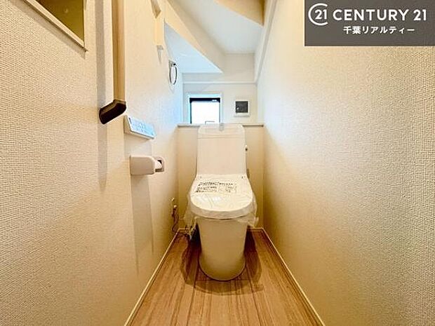 1・2階にトイレがございます!朝の忙しい時間帯も待たずにすみそうですね。白を基調とした清潔感のあるトイレでお手入れがしやすいです!