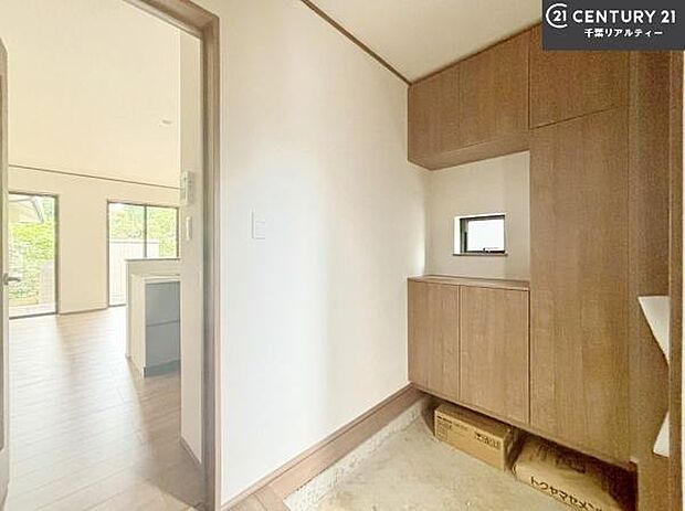 シューズボックス付きなので、玄関が片付きお掃除がしやすいです!スッキリした玄関で戸を開けた瞬間、清潔感のある心地いい空間が出迎えてくれます。