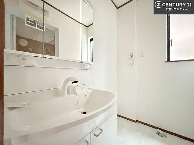 三面鏡仕様の洗面所は、身だしなみがしやすい造り!裏は収納になっています。ドライヤーやお化粧道具を片付けられるので洗面台周りをスッキリと見せることが出来ます!