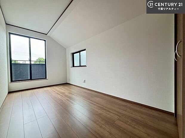 シンプルにデザインされているため、家具を選びません!お気に入りの家具を置いてくつろげる空間を作ることができます。