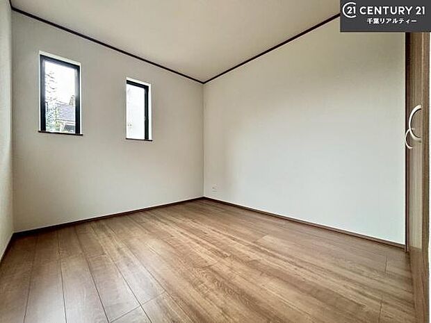 洋室は子供部屋や寝室、色々と用途多彩に利用できますね。収納力もたっぷりなので、広々気持ちよく過ごすことができます。