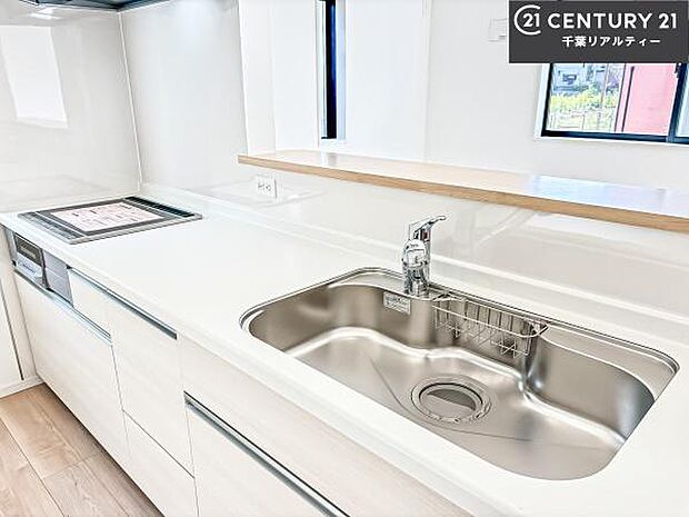 大人気の対面式システムキッチンを採用しています!ご家族のコミュニケーションが自然と増える設計です。お子様にも目が届くので嬉しいですね。広々使えて快適に作業が進みます。