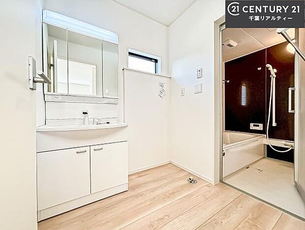 小窓付きの明るい洗面室です!湿気もすぐに入れ替えができて清潔に保つことができます!自然光が差し込むのでお化粧の仕上がりも良くなりますね!