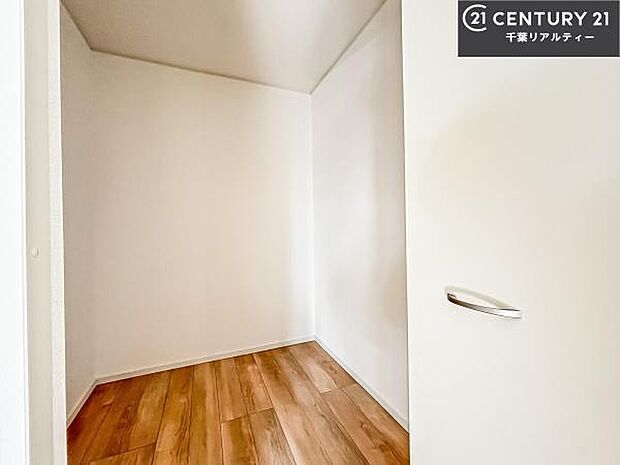 ウォークインクローゼット付きです。たくさんのお洋服などを収納しておけそうですね!他にも扇風機や加湿器など季節物の大きな家電も収納できます。