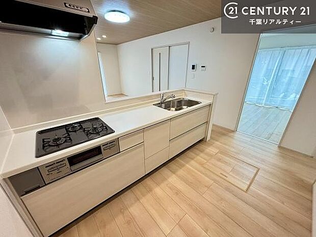 ゆとりある調理スペースで作業がしやすい快適なキッチンです!お子様と一緒にお菓子造りも楽しめる広々スペースです。楽しい調理時間になりそうですね!