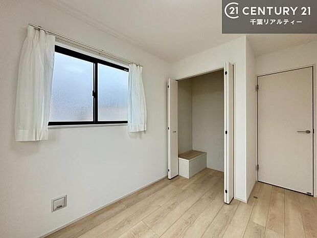 洋室は子供部屋や寝室、色々と用途多彩に利用できますね。収納力もたっぷりなので、広々気持ちよく過ごすことができます!