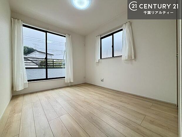 バルコニーに面している洋室です。明るく温もりがあり、換気もしっかりできます!朝起きて、外に出て背伸びをしつつ深呼吸をし良い朝を迎え入れることができます。