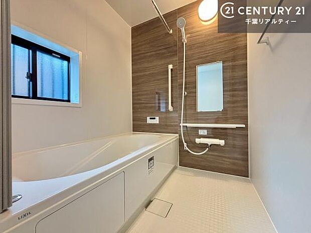 1日の疲れをしっかりと癒してくれる浴室です。おうちの素敵なリラクゼーション場所ですね。