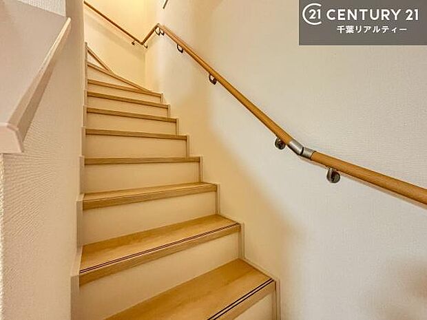階段は明るく手摺りもついています。お子様やご年配の方も安心してご利用頂けますね。