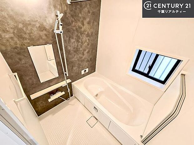 落ち着きある大人の雰囲気のバスルームは、味が出ていてバスタイムが充実!お仕事頑張っているご褒美にお好みの匂いの入浴剤を入れて、楽しんでみてはいかがでしょうか?