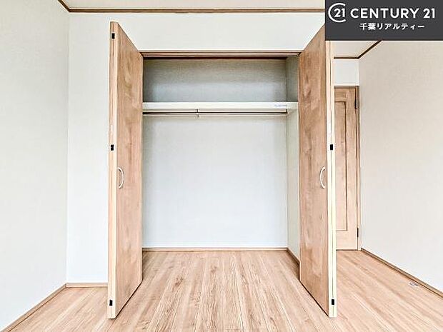 住空間をすっきり使うためには必須ポイントの収納スペースですよね。是非現地でご確認ください!