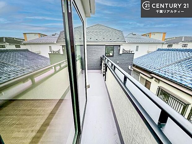 陽当たり良好なバルコニーです!晴れた日には青い空を見渡せる開放的な時間を楽しめます。