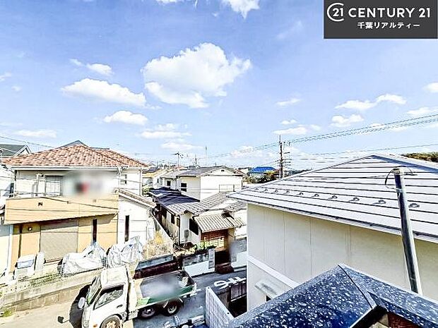 落ち着きある住宅街です！周囲には高い建物がなく、空が広く開放感があり、陽当たりを大きく遮られることもありません！気持ちの良い風が通り抜ける街並みです！