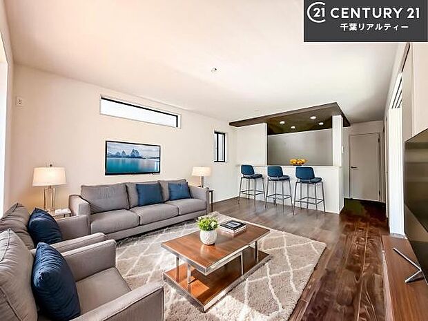 家具はCGパースです。心地良いリビングは家族が自然と集まります。家族団欒の時間が増えそうです。ご家族と、より一層充実した時間を過ごせそうですね。明るく開放的な空間です。