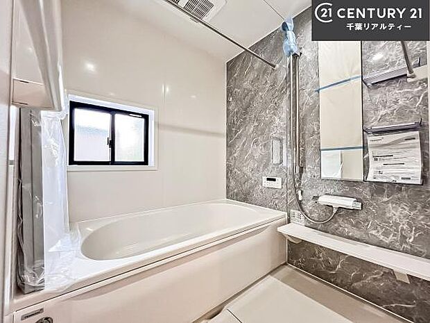 落ち着きある大人の雰囲気のバスルームは、味が出ていてバスタイムが充実！お仕事頑張っているご褒美にお好みの匂いの入浴剤を入れて、楽しんでみてはいかがでしょうか？