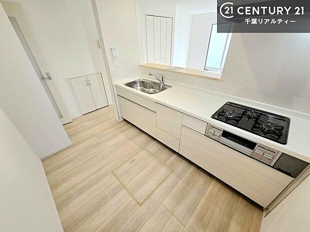 ゆとりある調理スペースで作業がしやすい快適なキッチンです！お子様と一緒にお菓子造りも楽しめる広々スペースです。楽しい調理時間になりそうですね！【現地見学会開催中】