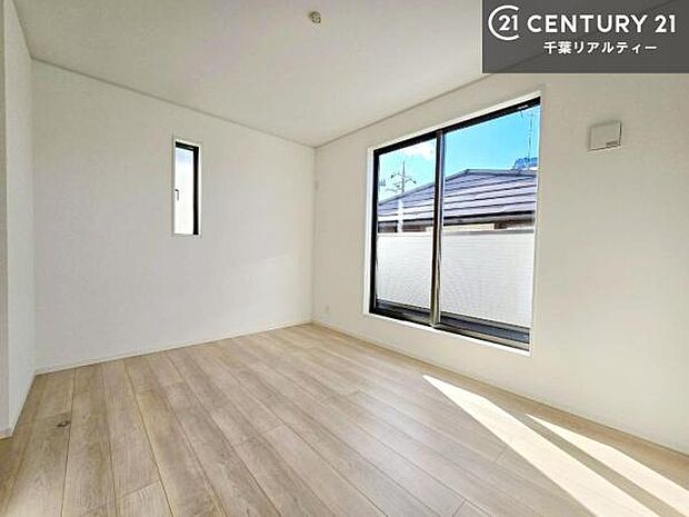 大きな窓からたっぷり光が入り、朝の目覚めも快適な明るさ。程よい開放感がありつつも落ち着いた雰囲気で、ゆったりとした睡眠空間として寝室に最適です。