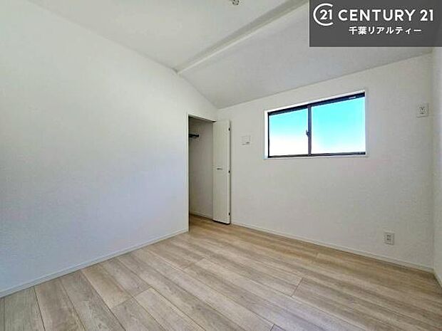 掃き出し窓がないお部屋は、お子様のお部屋としても安心です！収納スペースも充実しているので散らかったお部屋をサッと片付けられます！【現地販売会開催中】