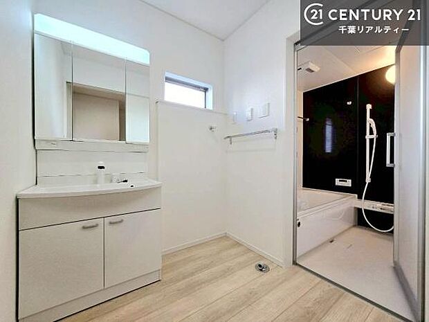 三面鏡仕様の洗面所は、身だしなみがしやすい造り！裏は収納になっています。ドライヤーやお化粧道具を片付けられるので洗面台周りをスッキリと見せることが出来ます！