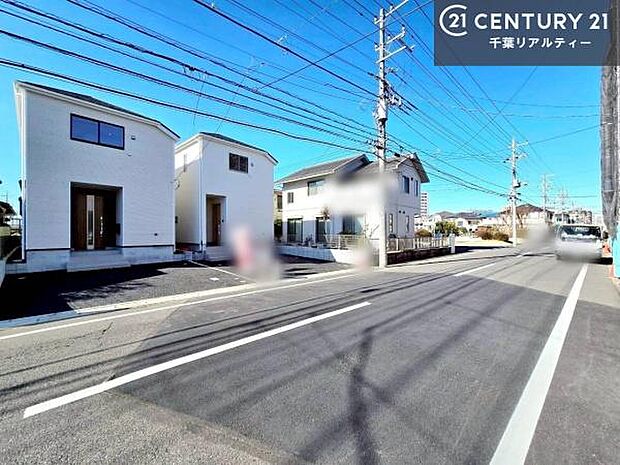 前面道路は広々しているので車の車庫入れがしやすいです！