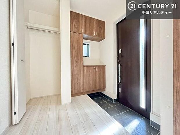 シューズボックス付きなので、玄関が片付きお掃除がしやすいです！スッキリした玄関で戸を開けた瞬間、清潔感のある心地いい空間が出迎えてくれます。