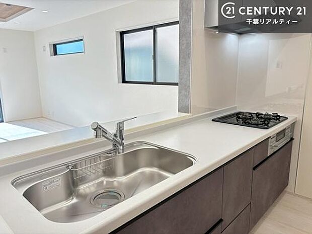 大人気の対面式システムキッチンを採用しています！ご家族のコミュニケーションが自然と増える設計です。お子様にも目が届くので嬉しいですね。広々使えて快適に作業が進みます。