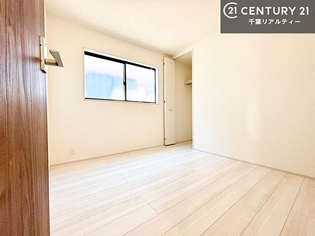 洋室は子供部屋や寝室、色々と用途多彩に利用できますね。収納力もたっぷりなので、広々気持ちよく過ごすことができます。