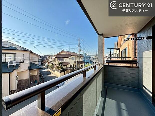 晴れた日には青い空を見渡せる開放的な時間を楽しめます。気持ちの良い風が通り抜ける街並みです！