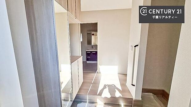 シューズボックス付きなので、玄関が片付きお掃除がしやすいです！スッキリした玄関で戸を開けた瞬間、清潔感のある心地いい空間が出迎えてくれます。