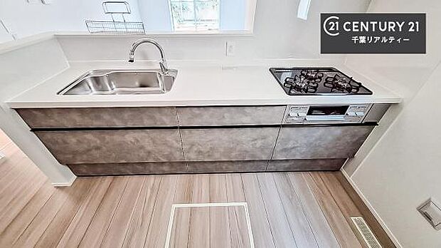 ゆとりある調理スペースで作業がしやすい快適なキッチンです！お子様と一緒にお菓子造りも楽しめる広々スペースです。楽しい調理時間になりそうですね！