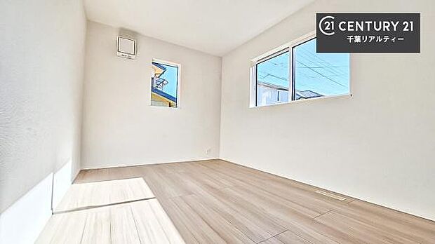 優しい光が差し込む洋室は、朝の目覚めも気持ちが良さそうですね。おうち時間もゆったりと過ごすことができます。優しい色合いのフローリングがどんな家具にもマッチします！