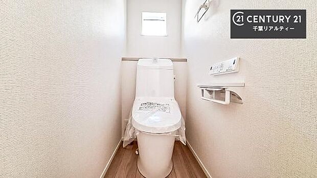 清潔感のある色味のお手洗いです！さわやかでスッキリする空間です！白を基調としているので、お手入れがしやすいトイレです！