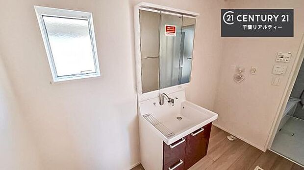 小窓付きの明るい洗面室です！湿気もすぐに入れ替えができて清潔に保つことができます！自然光が差し込むのでお化粧の仕上がりも良くなりますね！