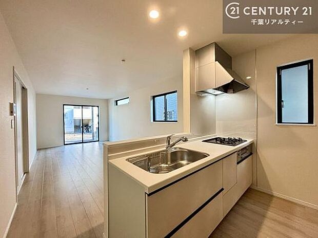 大人気の対面式システムキッチンを採用しています！ご家族のコミュニケーションが自然と増える設計です。お子様にも目が届くので嬉しいですね。広々使えて快適に作業が進みます。