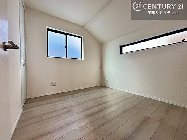 掃き出し窓がないお部屋は、お子様のお部屋としても安心です！収納スペースも充実しているので散らかったお部屋をサッと片付けられます！