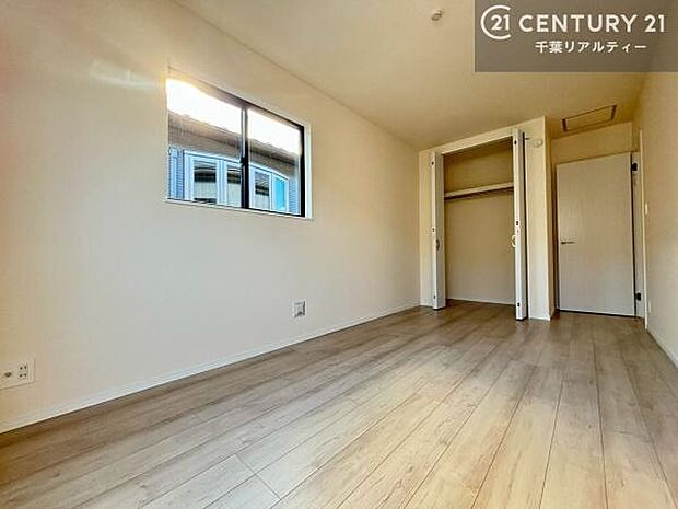 収納スペースがついています！居室をスッキリ整頓する事ができますね。家具を選ばないシンプルなデザインの為、家具を選ばずお気に入りの空間作りができそうですね。