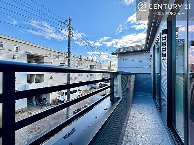 陽当たり良好なバルコニーです！晴れた日には青い空を見渡せる開放的な時間を楽しめます。