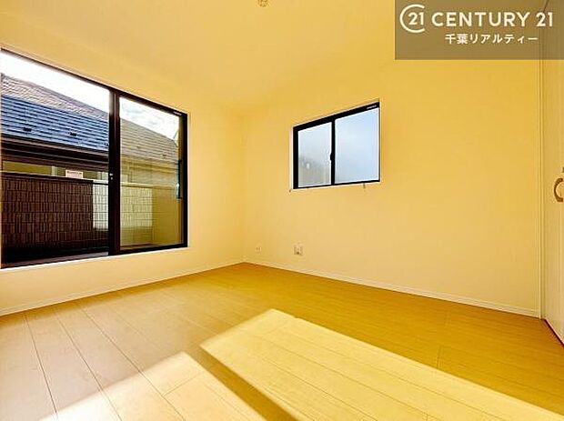 バルコニーに面している洋室です。明るく温もりがあり、換気もしっかりできます！朝起きて、外に出て背伸びをしつつ深呼吸をし良い朝を迎え入れることができます。