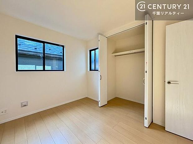 収納スペースを完備しており、衣類やおもちゃ、学用品などをすっきり整理できます。お部屋を広く使えるため、快適で整った住空間を実現します。