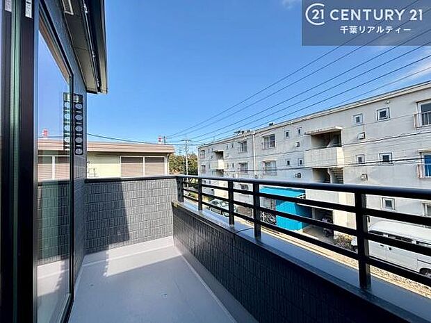 晴れた日には青い空を見渡せる開放的な時間を楽しめます。気持ちの良い風が通り抜ける街並みです！